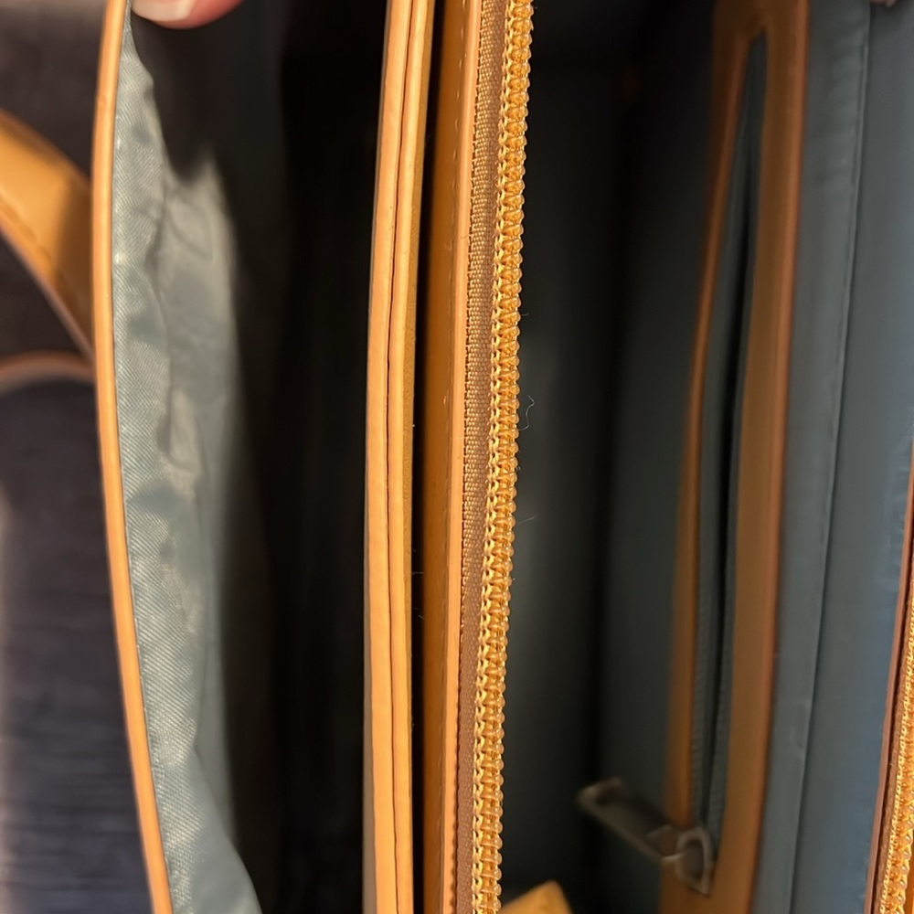 Crossbody - Picture 4 of 7